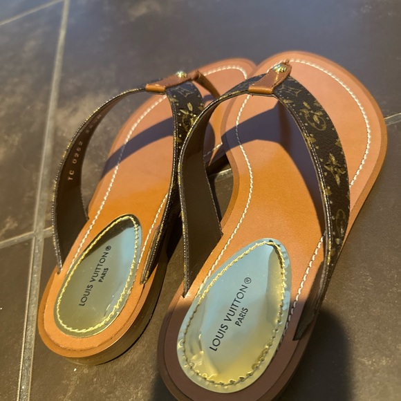 Louis Vuitton Sunny Flat Thong - Picture 1 of 3
